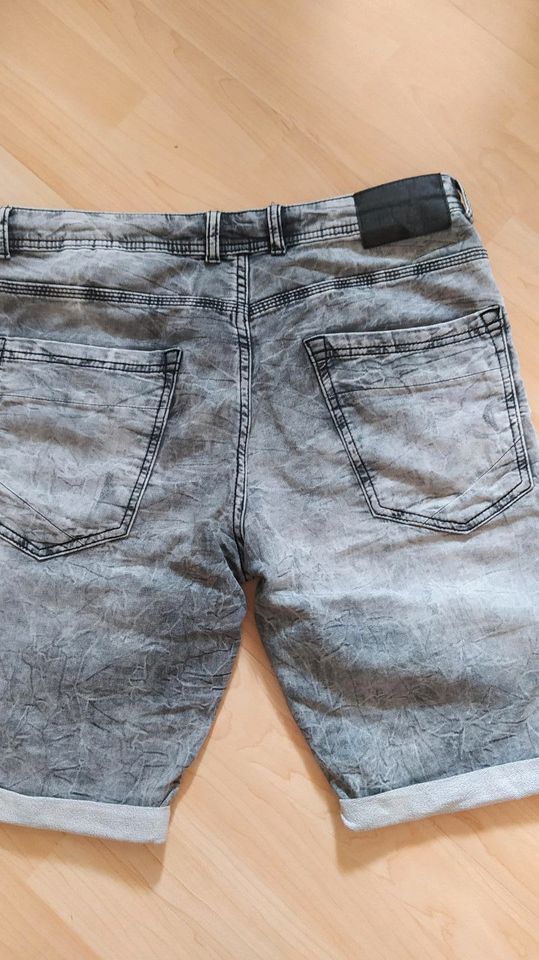 Bermuda Jeans Herren M neuwertig in Burscheid