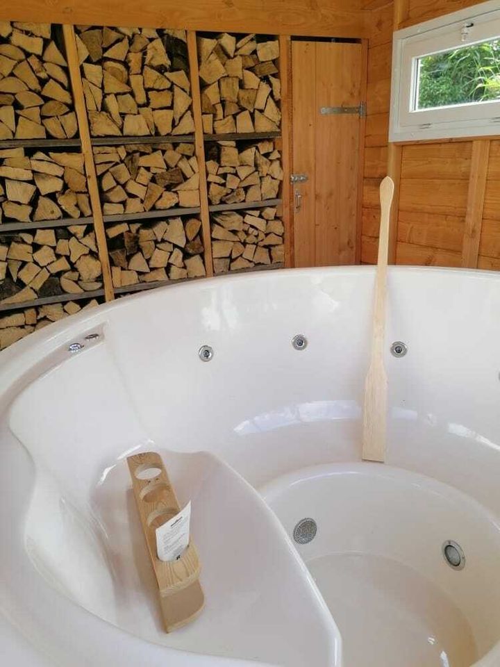 BARREL SAUNA UND HOT-TUB DE LUXE  MIT PICKNICK BANKE in Bunde