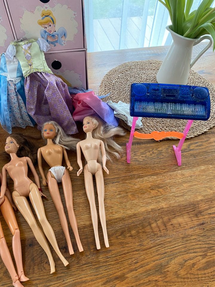 Barbie Set mit Badezimmer, Kleidung, Kleinteile… in Altendorf