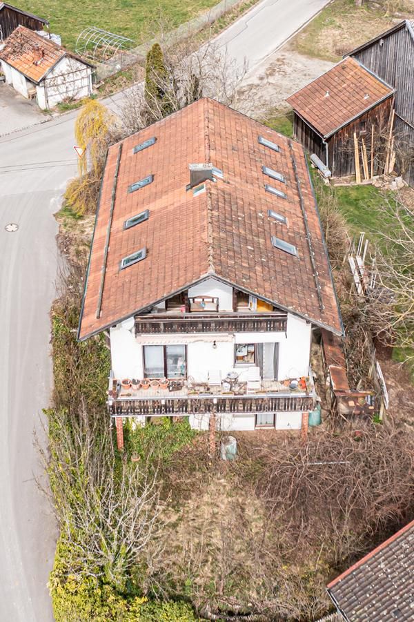 Sanierungsbedürftiges Mehrfamilienhaus in Lixenried in Furth im Wald