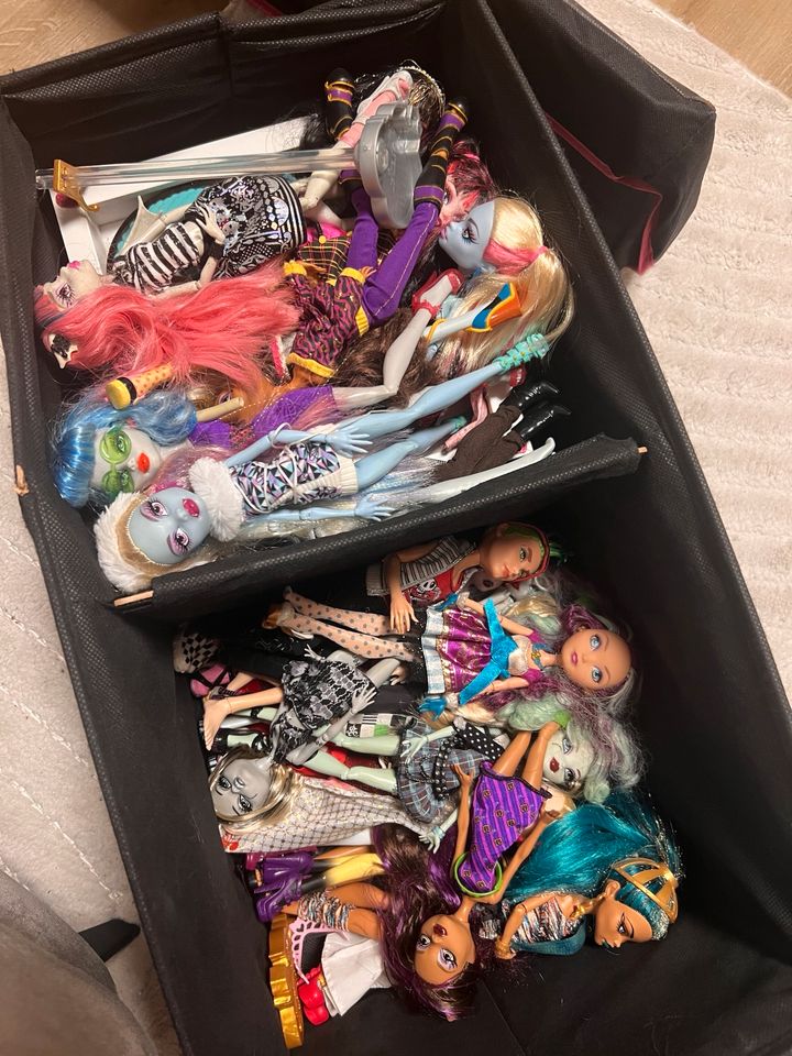 Monster High Puppen Sammlung in Berlin