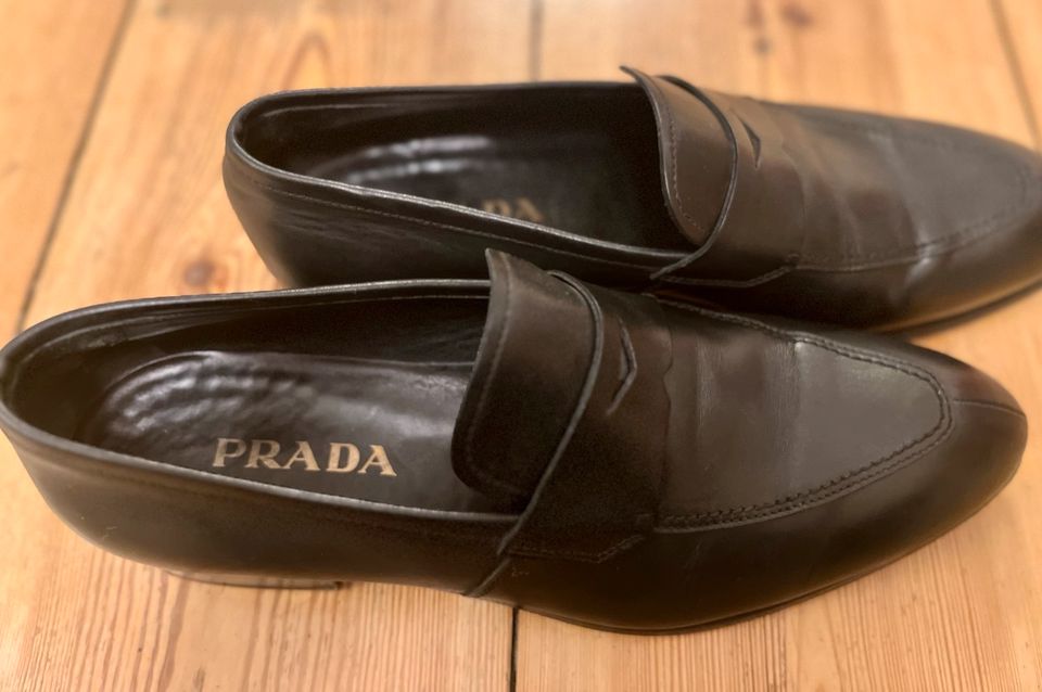 Original Prada Loafer aus schwarzem Leder Slipper in Berlin