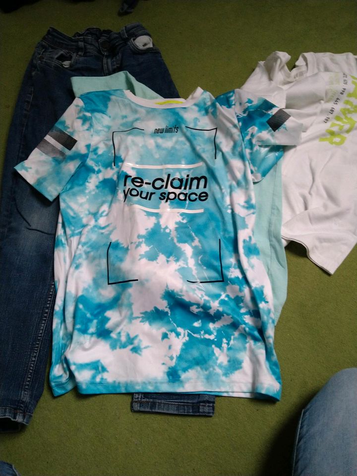 Jeans Gr. 146 + 2 T-Shirts + Sportshirt Gr. 146/152 in Zarrentin
