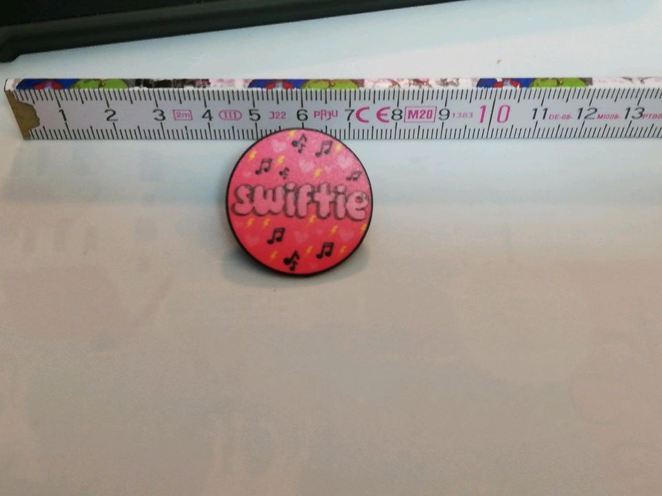 Swiftie Pin Taylor Swift related Pins pink in Kassel