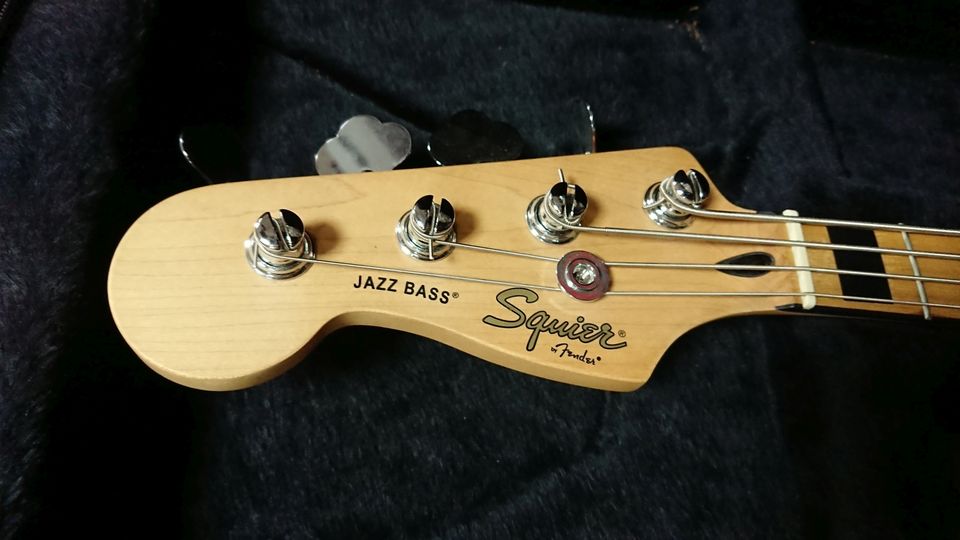 E-Bass Squier by Fender Jazz Classic 70's left mit Koffer in Radebeul