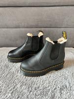 Dr. Martens Plateau schwarz gefüttert Fell weiß Größe 41/42 Nordrhein-Westfalen - Bestwig Vorschau