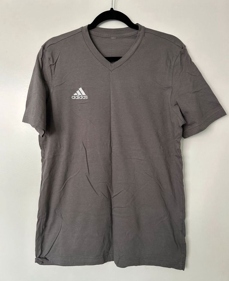 Adidas T-Shirt grau mit V-Ausschnitt in Dinslaken