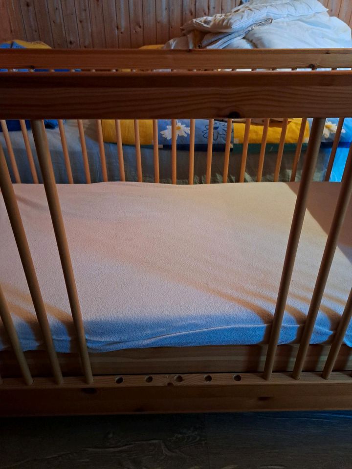Kinderbett aus Kiefernholz in Lübeck