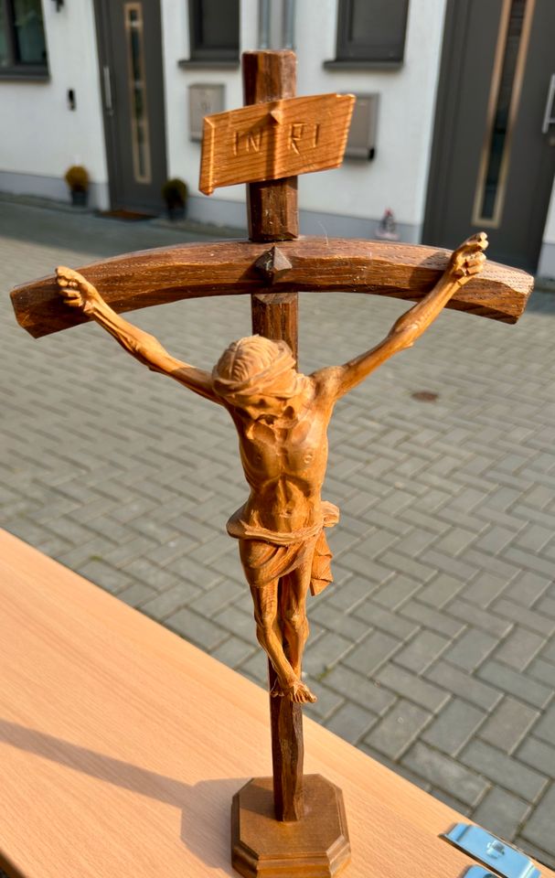 Jesus am Kreuz Stehfigur in Köln