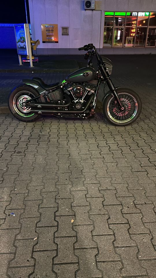 Harley Davidson Street Bob komplett Umbau (tts Felge,J&H Anlage) in Hamburg