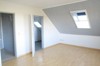 Esens Stadtrand  bezugsfrei - kuschelige DG-Wohnung Terrasse Parkplatz in Esens