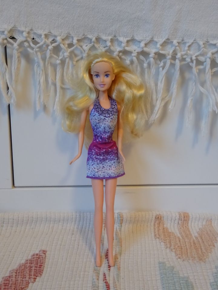 Barbiepuppe + Zubehör, blonde Haare, von Disney, sehr gut in Überlingen