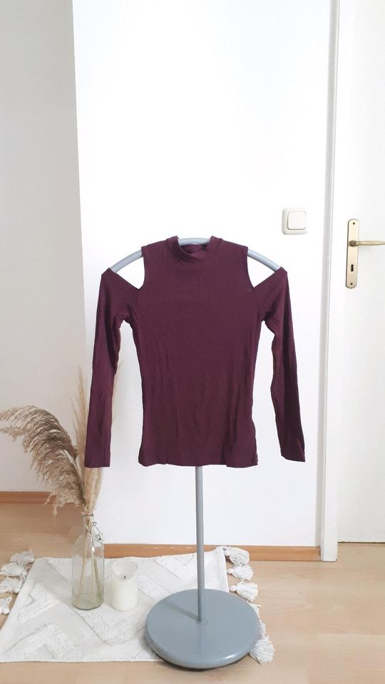 Lila Sweatshirt mit ausgeschnittenen Schultern XS in Leipzig