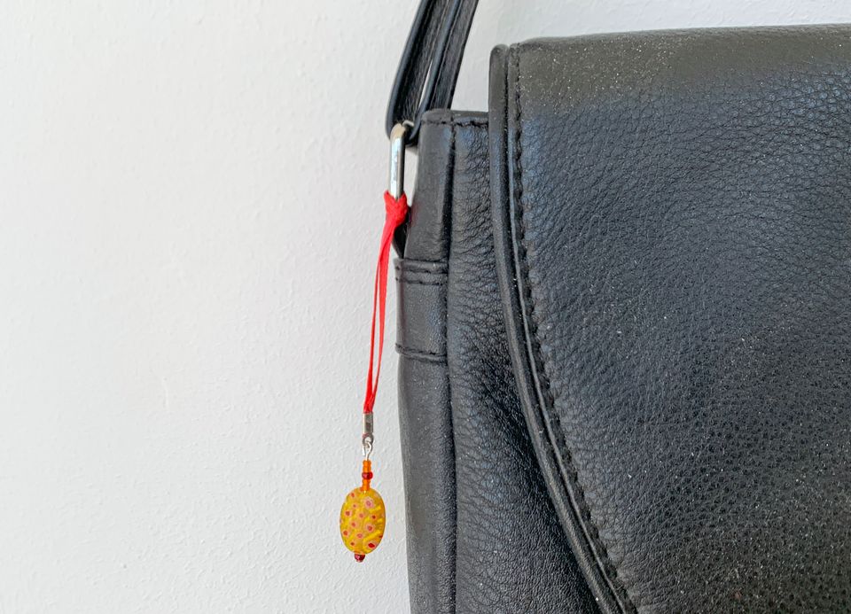 Handy- / Taschenanhänger gelb-rot mit Millefiori-Perle in Ottweiler