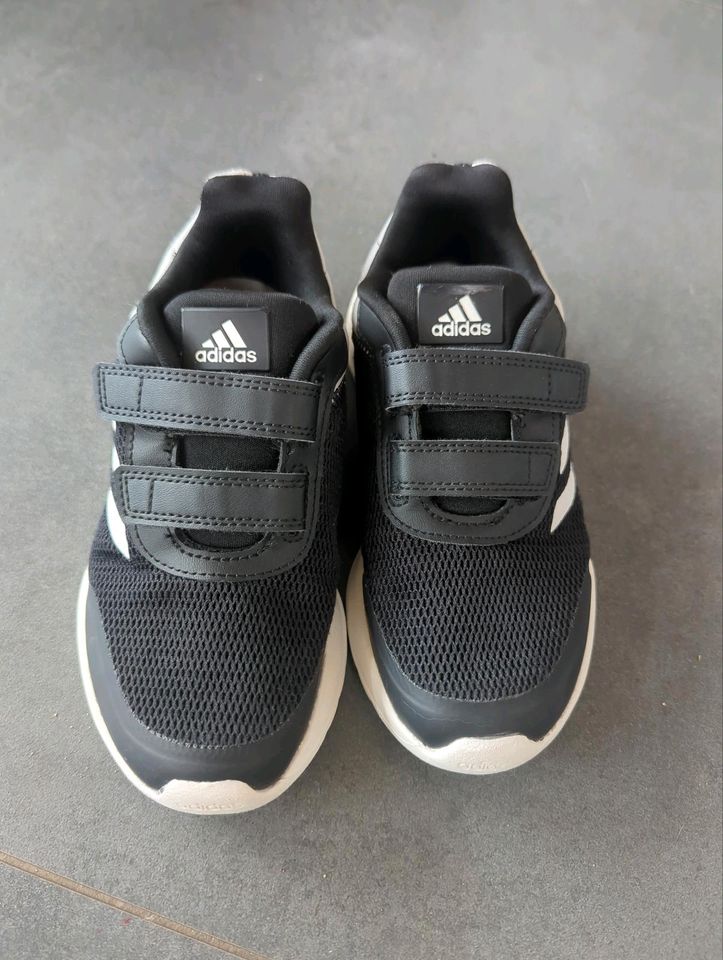 Adidas Kinderturnschuh in Hahnstätten