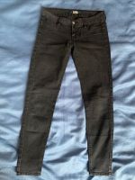 Pull&Bear skinny Jeans Damenhose Damenjeans schwarz Jegging 26 XS Frankfurt am Main - Sachsenhausen Vorschau