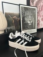 Adidas Gazelle schwarz weiß gold details Plateau beliebt viral Bayern - Würzburg Vorschau