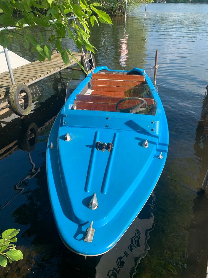 Hecht Motorboot ohne Motor in Berlin