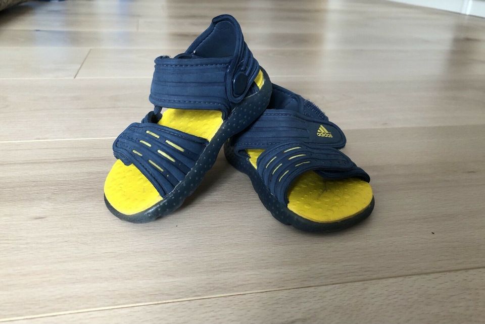 Adidas Schwimmschuhe Gr.20-23 + GRATIS zwei Badetücher Badeschuhe in Kolbermoor