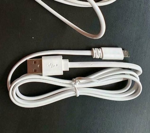 Kabel mit USB & Micro-USB Typ B für Smartphones, weiß und schwarz in Aidlingen