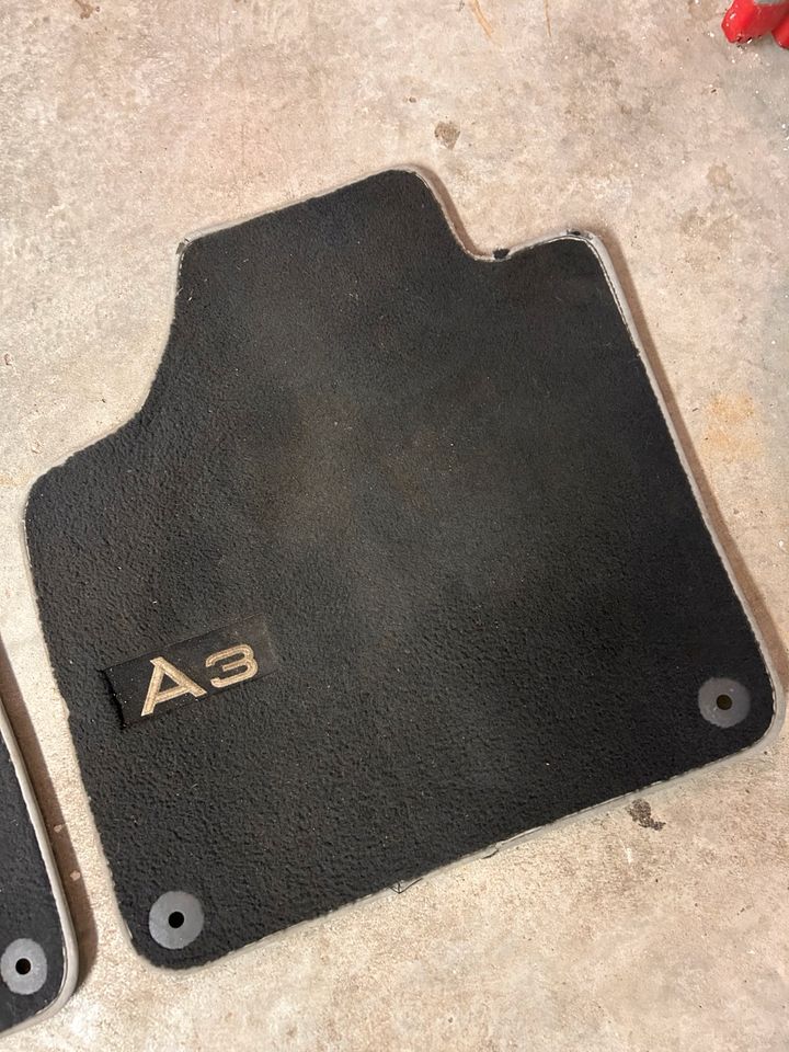 Audi A3 Fußmatten schwarz grau in Quarnstedt bei Wrist