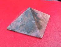 Kleine Pyramide aus Rhodonit Edelstein 4 cm Kantenlänge Bayern - Tännesberg Vorschau