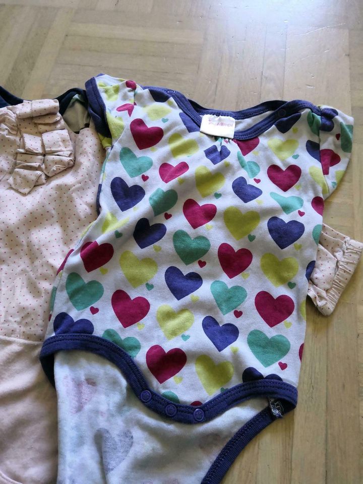 Bodies 62 68 langarm Bodys Body Kurzarm Wickelbody Babygap H&M in Igersheim