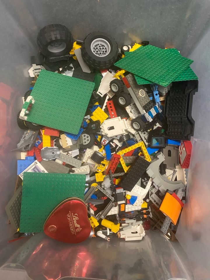 LEGO Kram Kiste (Alte Teile und Figuren) in Geltow