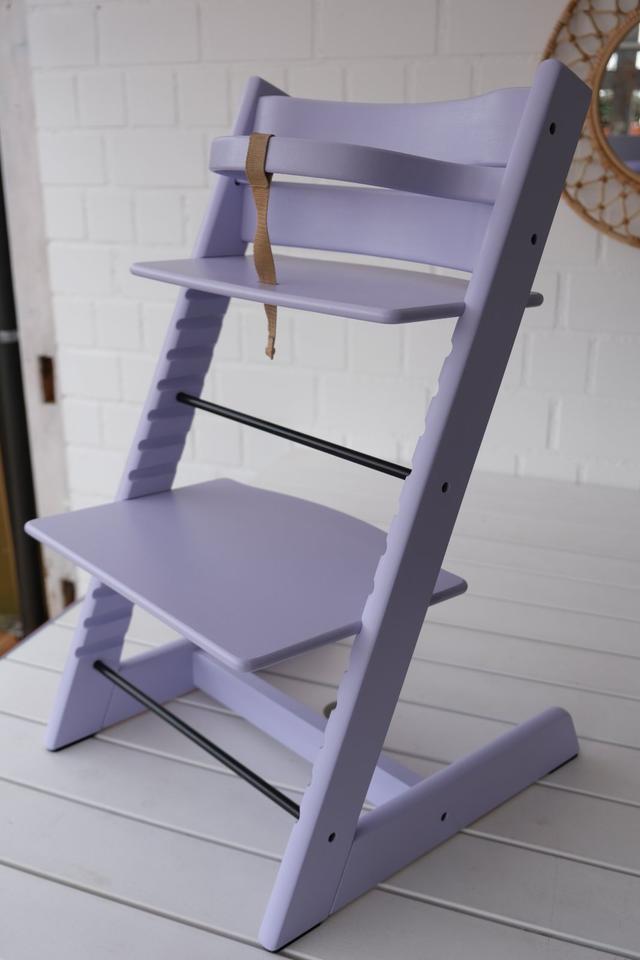Stokke Tripp Trapp Hochstuhl – mit Babybügel – neu gestrichen in Fürstenfeldbruck