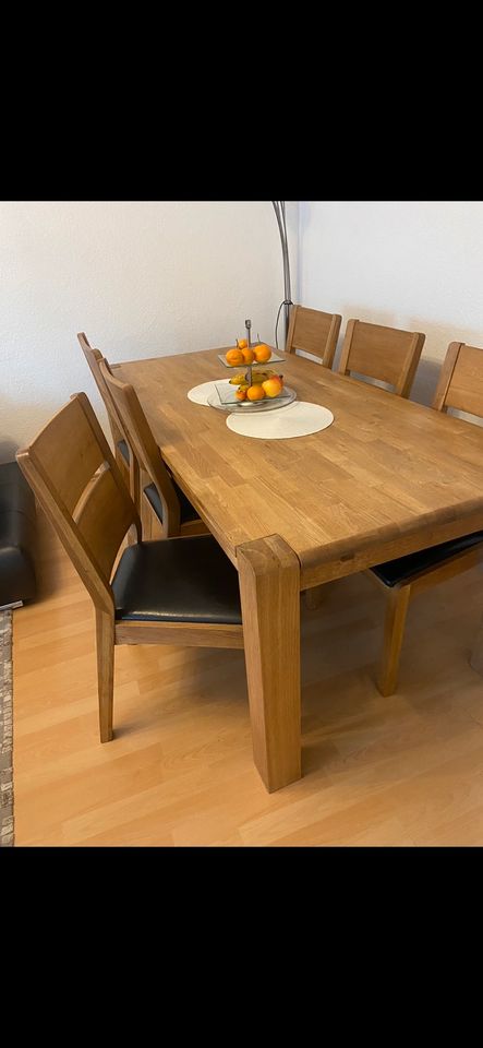 Massiv Holz Tisch mit sechs Stühlen in Wuppertal