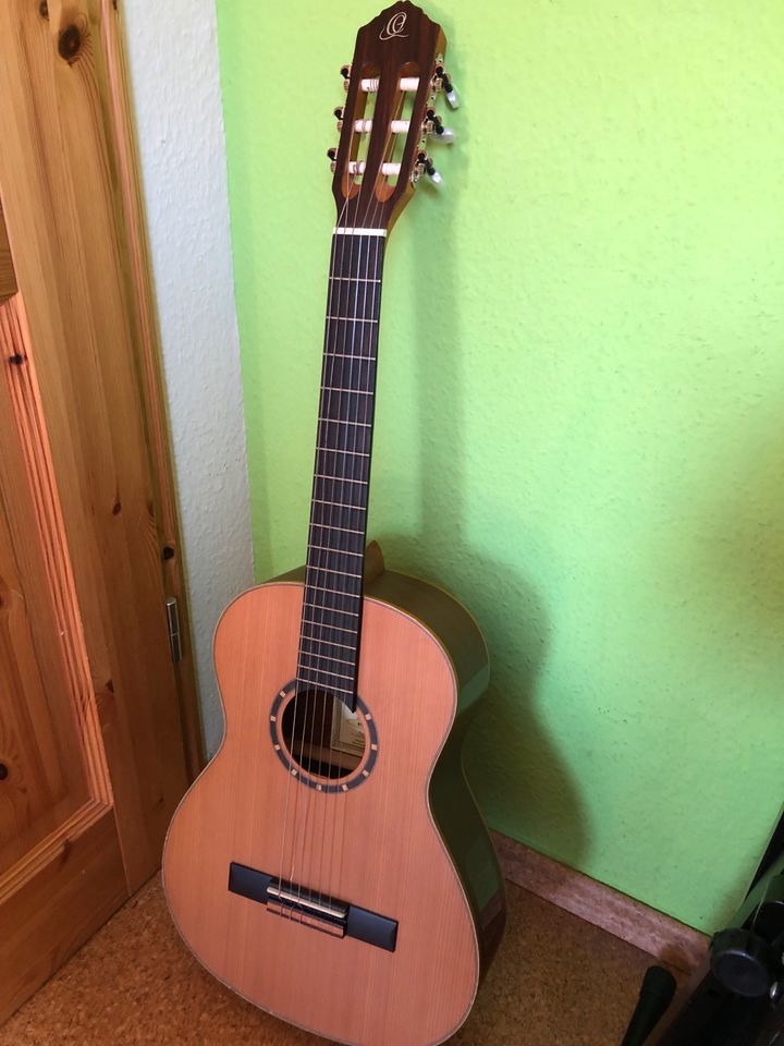 Verk gebr 3/4 Gitarre v Ortega mit Tasche und Zubehör in Bad Bevensen
