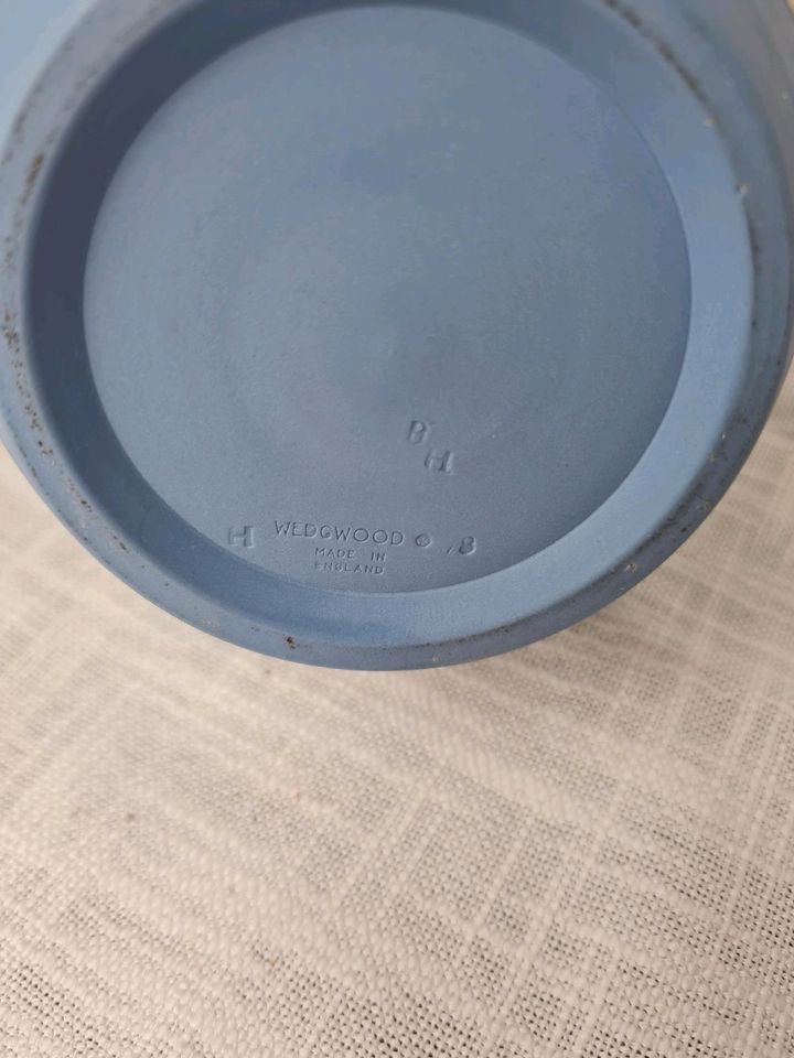 Wedgwood Jasperware Vase blau mit weißen Verzierungen in Moers