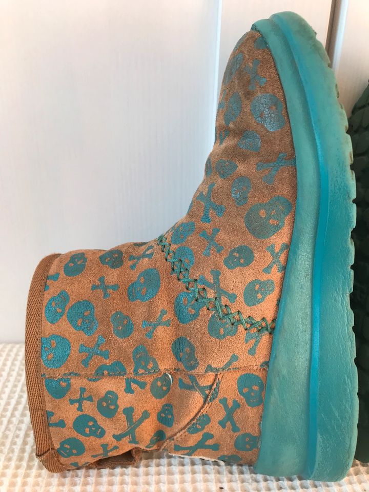 Supercoole I❤️UGG Boots „Totenköpfe“ 32 in Friedberg