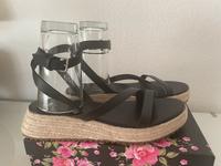 Zara Sandale Sandalette schwarz Leder Gr. 41 NEU Dresden - Leuben Vorschau