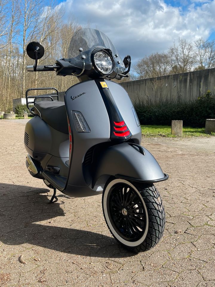 Vespa GTS 300 Black Edition in Bremen