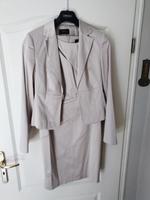 Kostüm Etui Kleid + Blazer Esprit  Grösse 36 Satin ,creme farbig Saarland - Merzig Vorschau
