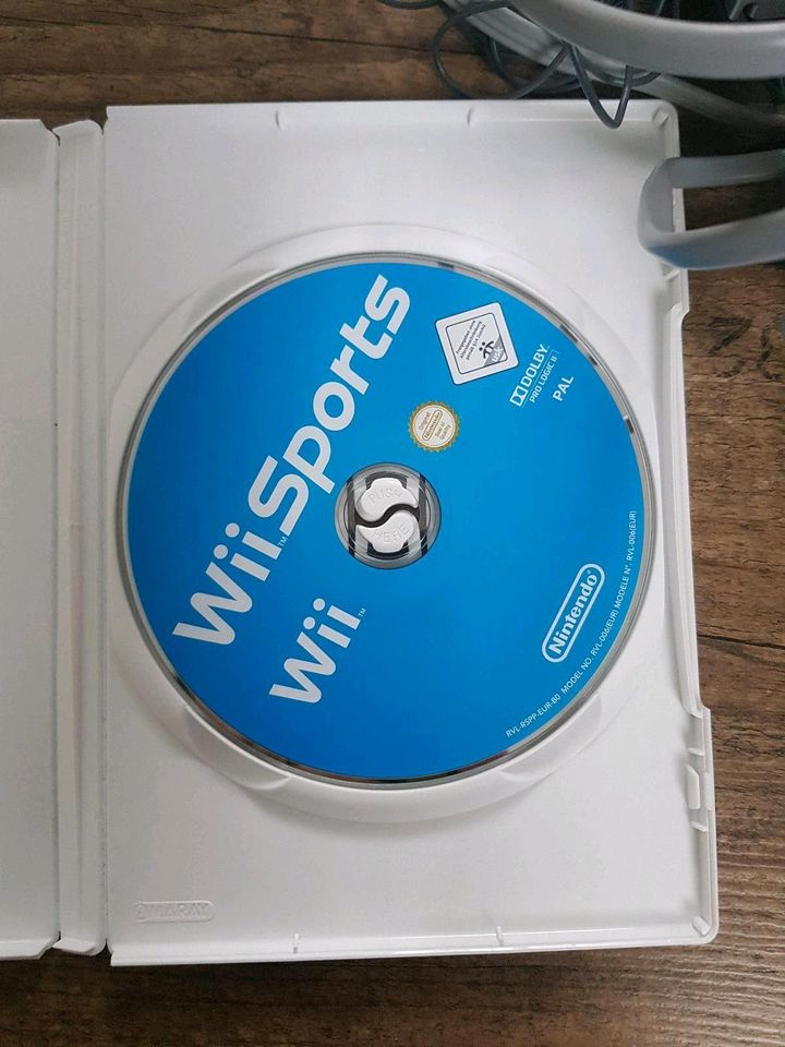 WII Konsole weiß mit allen Kabeln Plus WII Sports, Controller in Dieburg