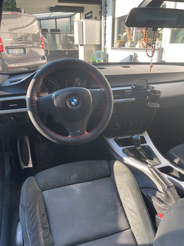 BMW e90 318d mit M Paket ab Werk und 19 Zoll Alufelge in Ahrensburg