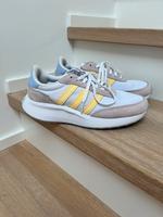 Weiß Adidas Turnschuhe 70er Schuhe Sneaker Gr 39 ⅓ wie neu Nordrhein-Westfalen - Salzkotten Vorschau