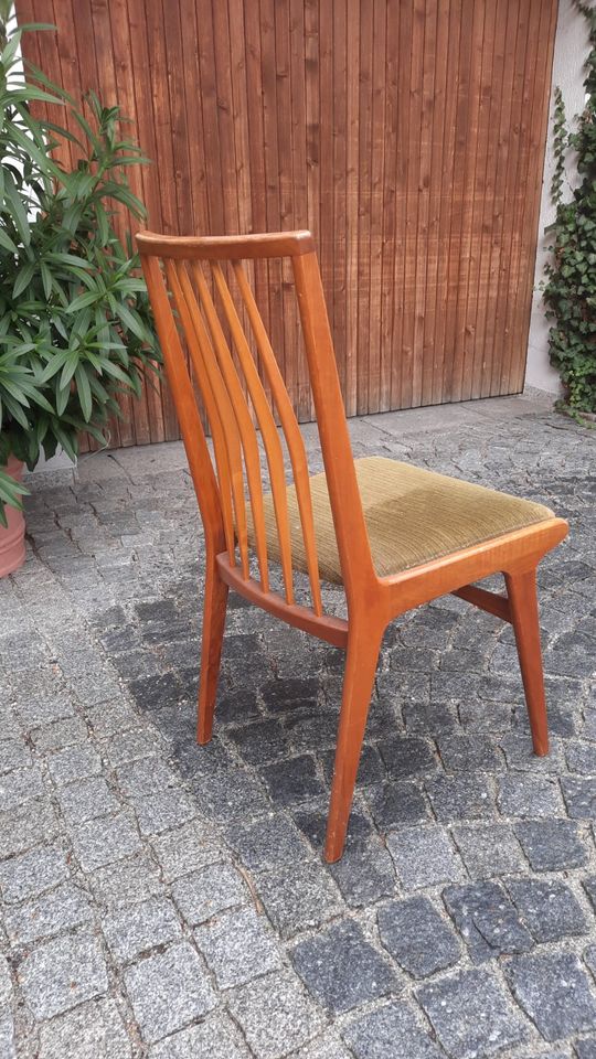 vier Holzstühle aus Nussbaum im sechziger Jahre Design je 20 € in Erding