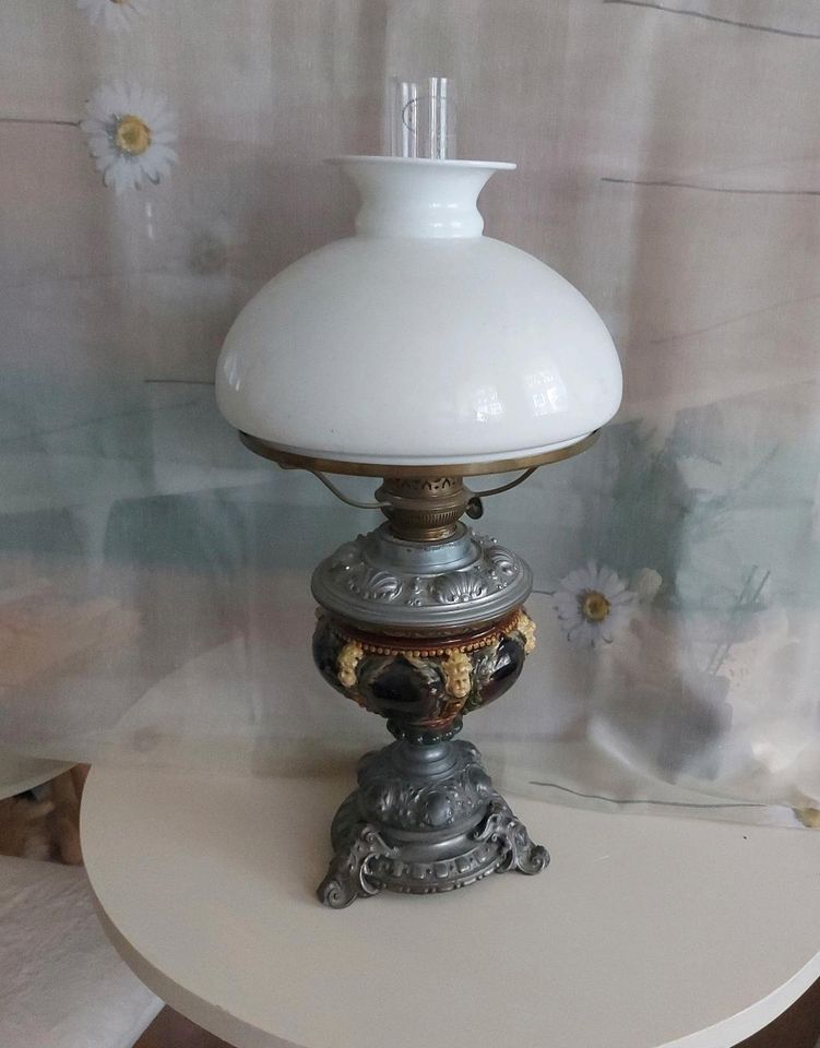 Antike Petroleumlampe 1900 Zinkfuss mit Keramik und Engel in Landshut