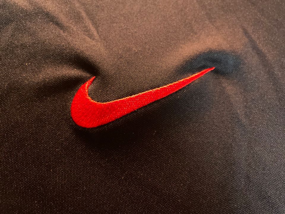 RB Leipzig Trikot „Die Roten Bullen“ Nike Engineered M Neu Dunkel in Berlin