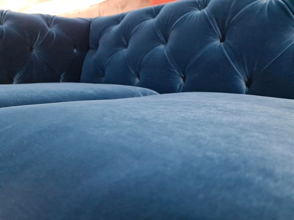 Sofa Couch 2-Sitzer Polster Chesterfield Samt Möbel UVP 1349€ in Herbstein