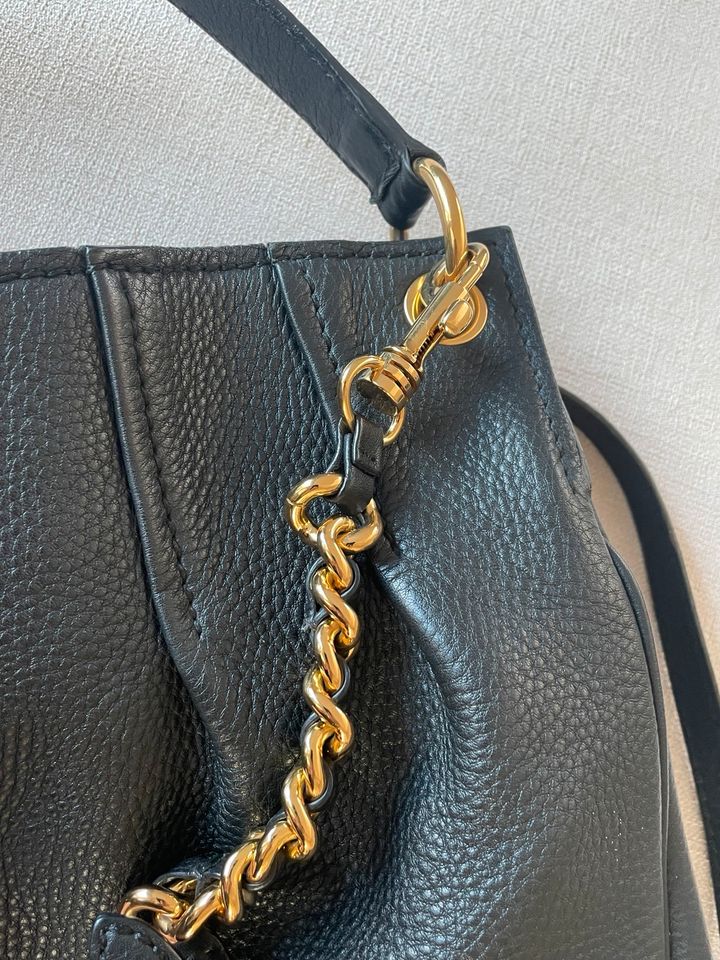 Miu Miu Schultertasche Handtasche schwarz in München