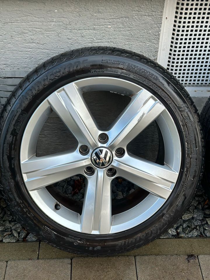 Original VW Felgen mit Bridgestone Reifen (235/45R17 97Y) in Aalen