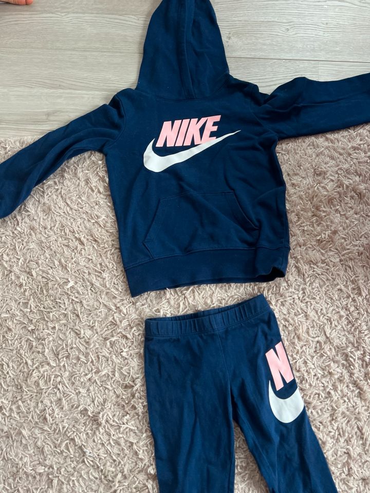 Jogginganzug, Trainingsanzug, 104/110, rosa blau, Nike in Langenlonsheim