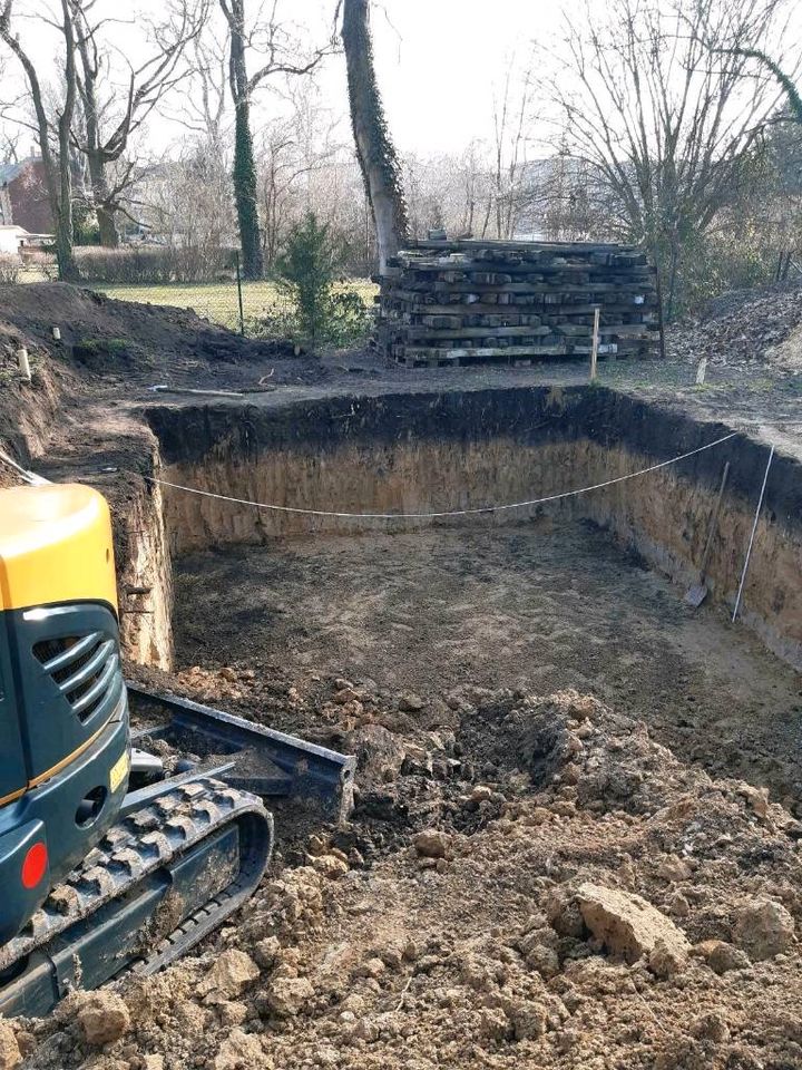 Bau Baugrube Bagger Radlader Erdarbeit Schachtarbeit Pool Garten in Magdeburg