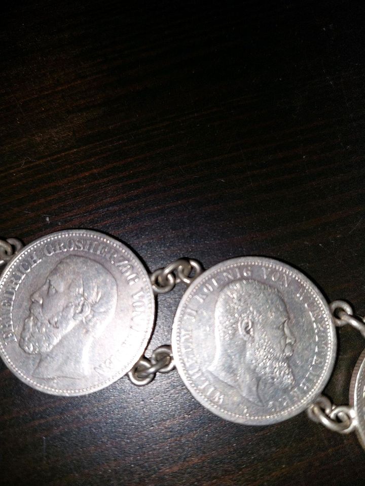 Armband aus Silbermünzen , Preis VB, bitte Angebot in Roetgen