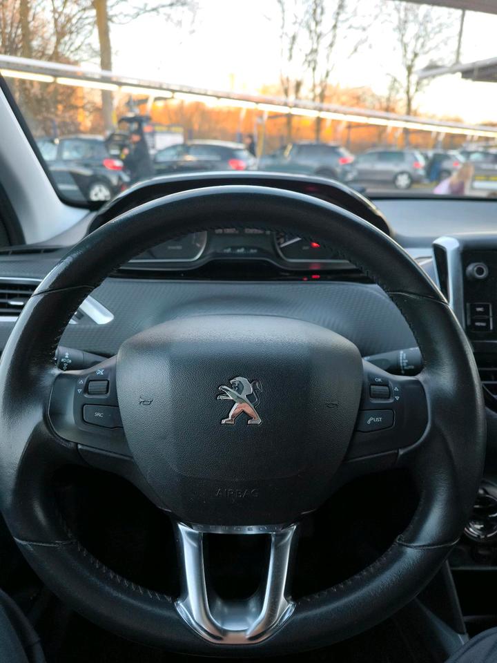 Peugeot 2008 Baujahr 2018 Top Zustand Scheckheft gepflegt in Dortmund