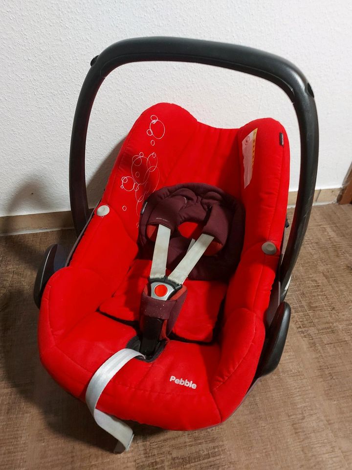 Maxi Cosi FamilyFix Station und Babysitz Pebble in Denzlingen